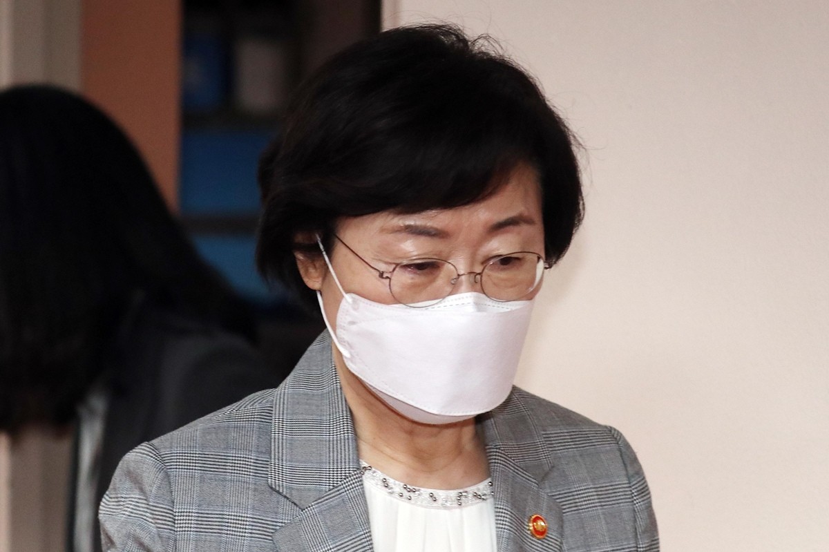 2022년 4월 5일 정영애 여성가족부 장관이 정부서울청사에서 열린 영상 국무회의에 참석하고 있다. / 뉴스1