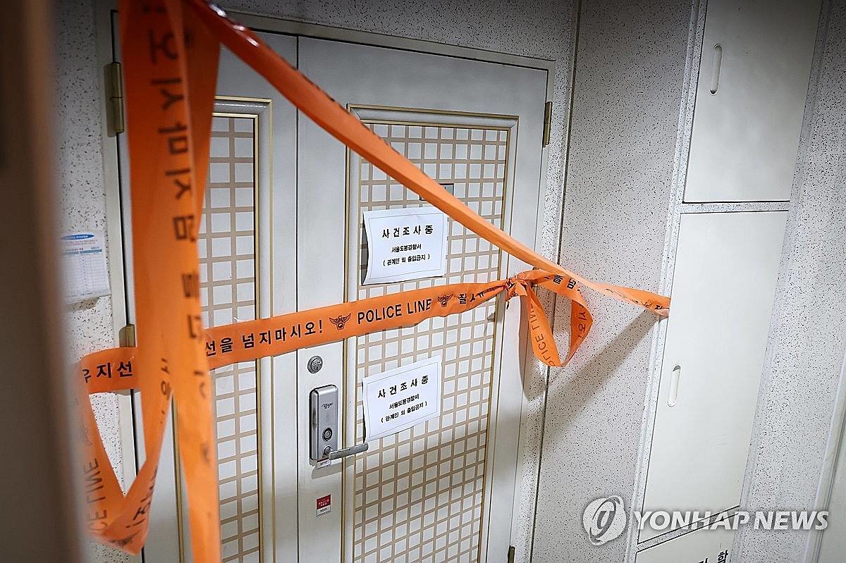 21일 인천에서 사제 총기를 발사해 가족을 숨지게 한 피의자의 주거지에 폴리스 라인이 설치돼 있다. 서울경찰청은 경찰특공대가 피의자의 서울 도봉구 쌍문동 주거지에서 신나와 타이머 등 사제 폭발물을 발견해 제거했다고 밝혔다 / 연합뉴스