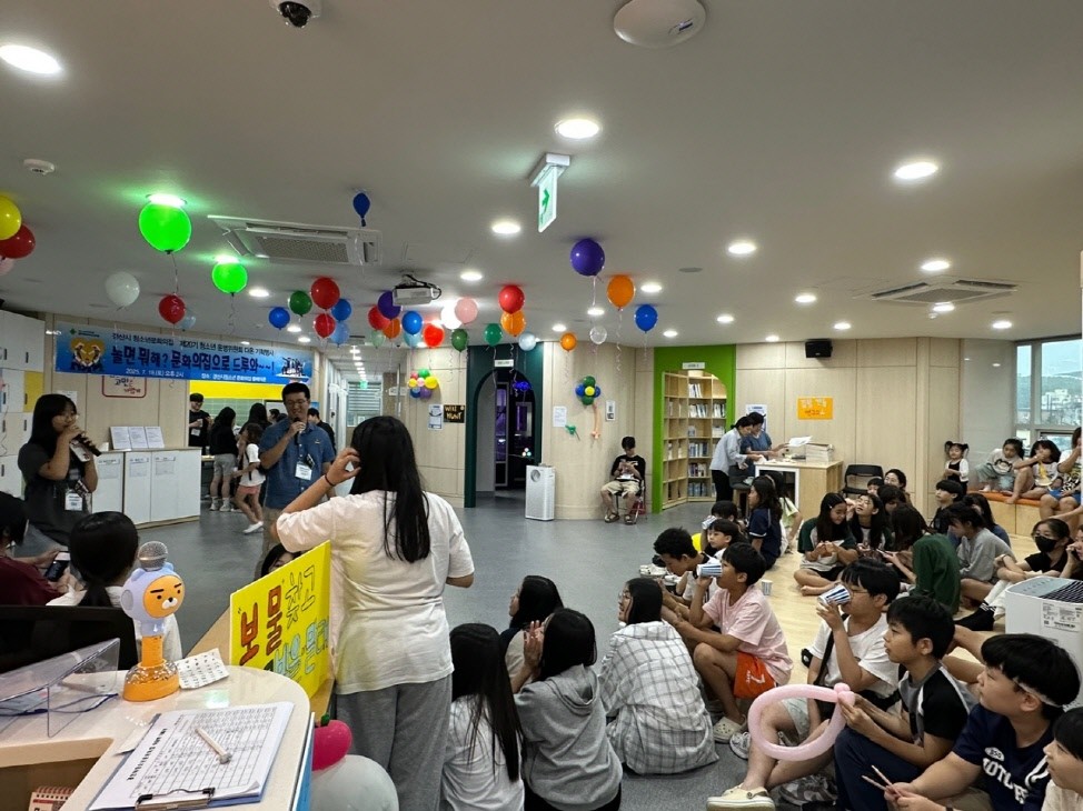 지난 19일 경산시청소년문화의집에서 리모델링 후 첫 오픈행사로 놀면 뭐해? 문화의집으로 드루와 체험행사가 열리고 있다 / 경산시 제공