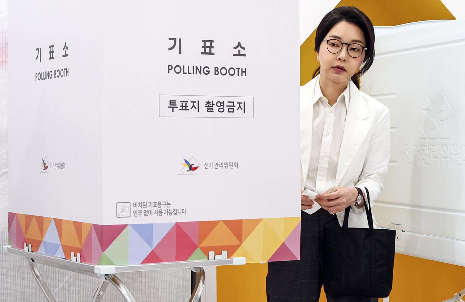 김건희 여사가 제 21대 대통령 선거일인 6월 3일 오전 서울 서초구 원명초등학교에 마련된 서초4동 제3투표소에서 기표를 마치고 있다. / 뉴스1(공동취재)