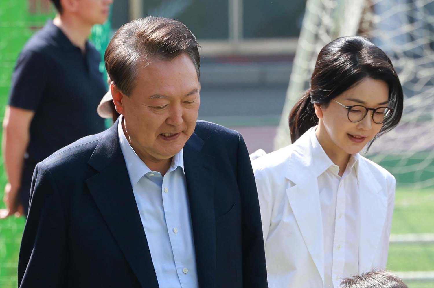 제 21대 대통령 선거일인 6월 3일 오전 윤석열 전 대통령과 김건희 여사가 서울 서초구 원명초등학교에 마련된 서초4동 제3투표소로 이동하고 있다. /뉴스1(공동취재)