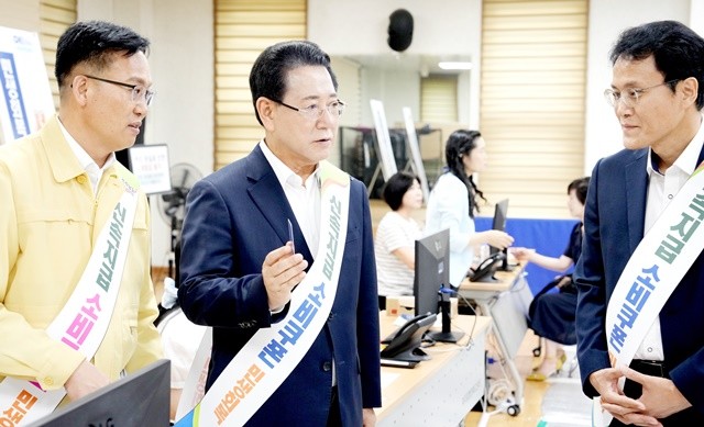 민생회복 소비쿠폰 지급 첫날인 21일 김영록 전라남도지사가 목포시 부주동 행정복지센터를 방문, 관계자들을 격려하고 도민들과 인사를 나누고 있다.   / 전남도