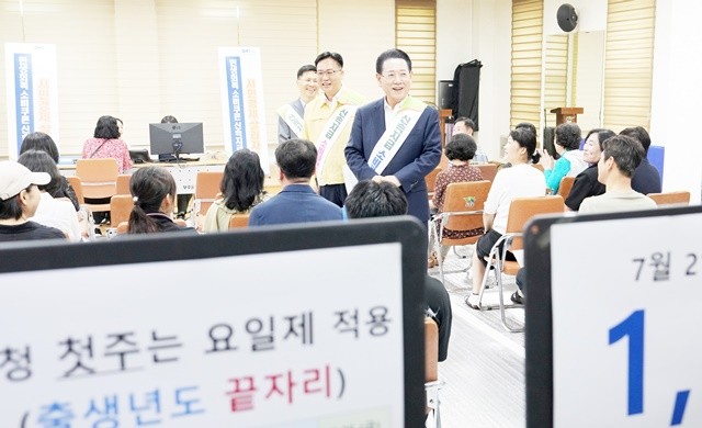 민생회복 소비쿠폰 지급 첫날인 21일 김영록 전라남도지사가 목포시 부주동 행정복지센터를 방문, 관계자들을 격려하고 도민들과 인사를 나누고 있다.