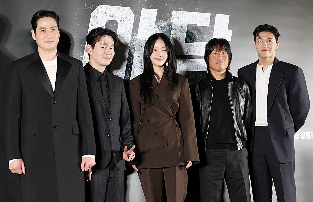 배우 박해준(왼쪽부터)과 류경수, 채원빈, 유해진, 강하늘이 지난 4월 7일 서울 강남구 메가박스 코엑스에서 열린 영화 '야당'(감독 황병국) 언론시사회에 참석해 포즈를 취하고 있다. ‘야당’은 대한민국 마약판을 설계하는 브로커 ‘야당’, 더 높은 곳에 오르려는 ‘검사’, 마약 범죄 소탕에 모든 것을 건 ‘형사’가 서로 다른 목적을 가지고 엮이며 펼쳐지는 범죄 액션이다 / 뉴스1