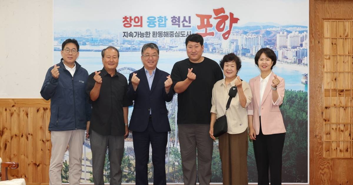 장상길 포항시 부시장이 유튜버 흥삼이네와 향후 시정 홍보 활동 협력 강화를 논의했다./포항시