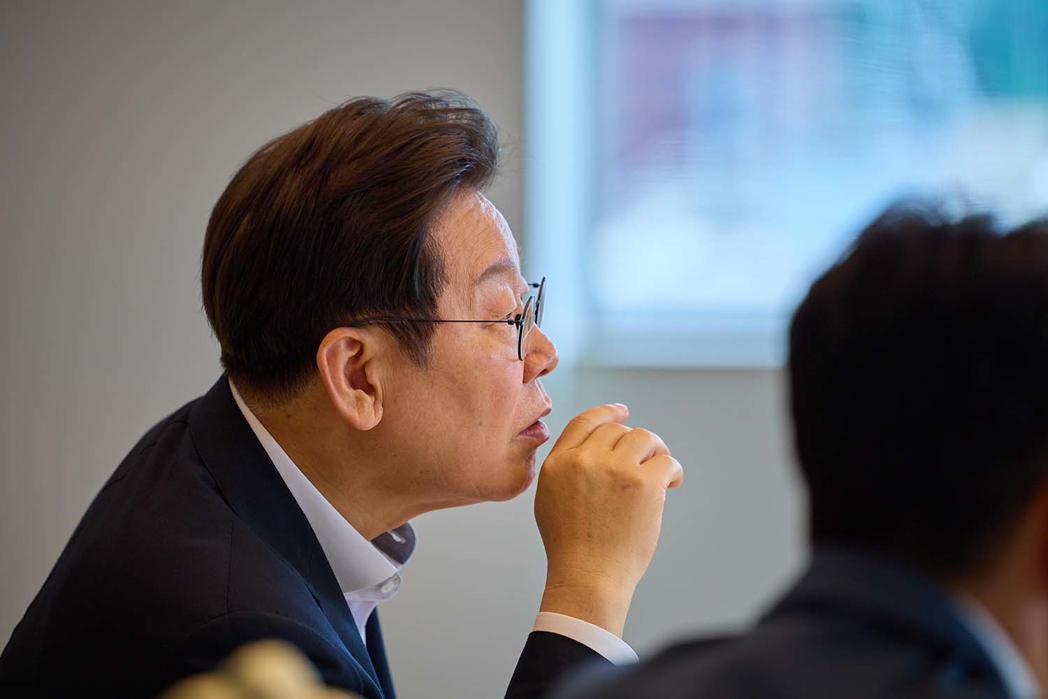 이재명 대통령이 21일 서울 용산 대통령실 청사에서 열린 오찬 주례보고회동에서 김민석 국무총리와 대화하고 있다. / 대통령실 제공