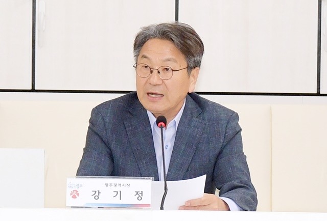 강기정 광주광역시장이 21일 오전 시청 중회의실에서 열린 시내버스 준공영제 개선을 위한 대중교통 혁신회의 킥오프회의에 참석해 논의 및 의견수렴을 하고 있다. /광주광역시 제공