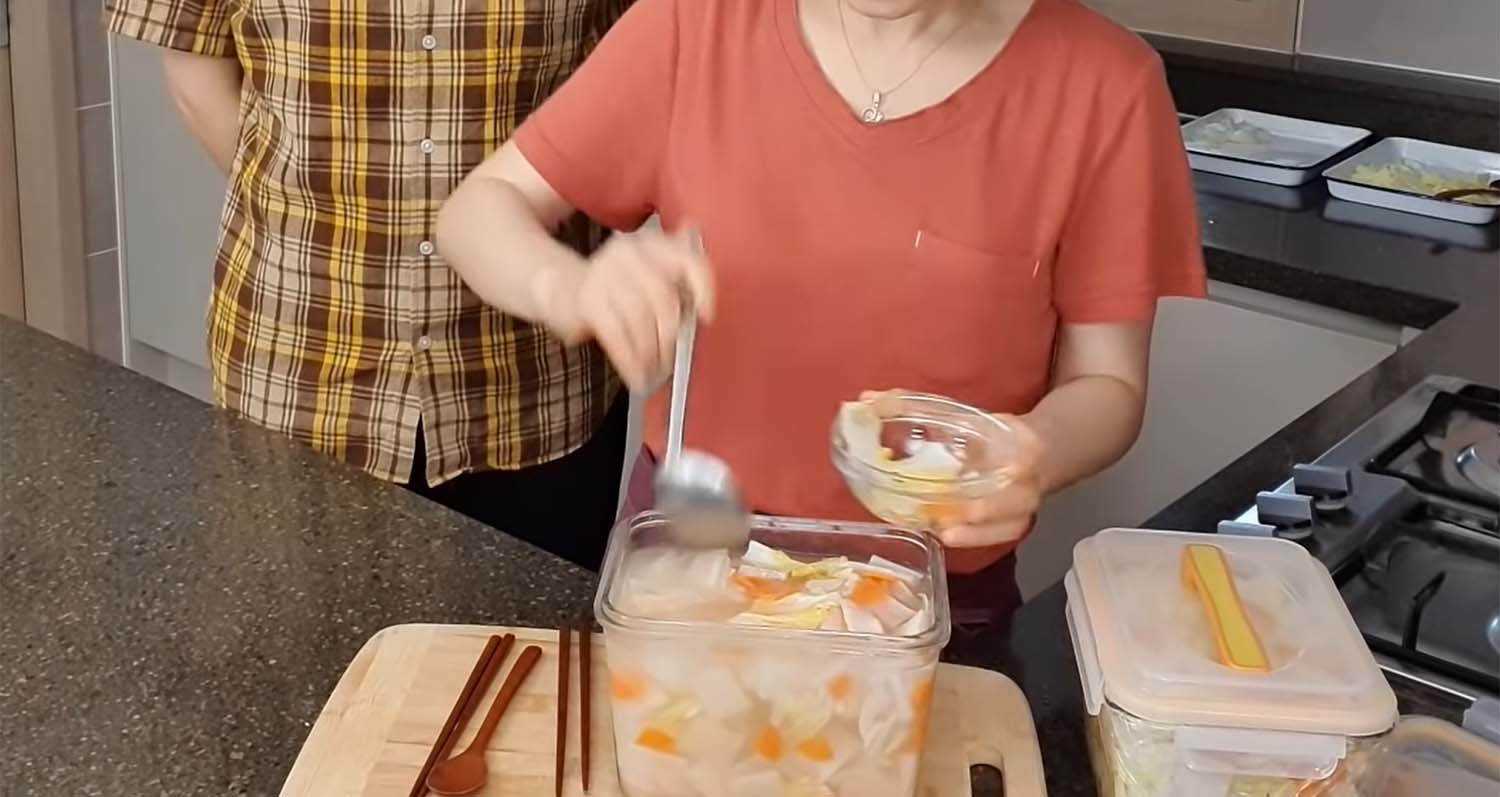 그늘진 상온에서 3일간 숙성간 숙성한 물김치. / '램블부부' 유튜브