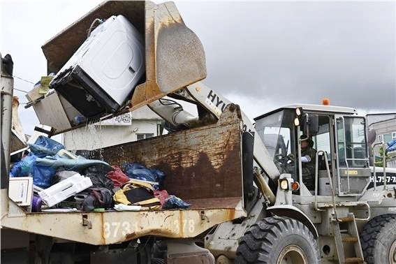 덤프트럭과 로더를 이용해 폐가전을 수거하고 있다.