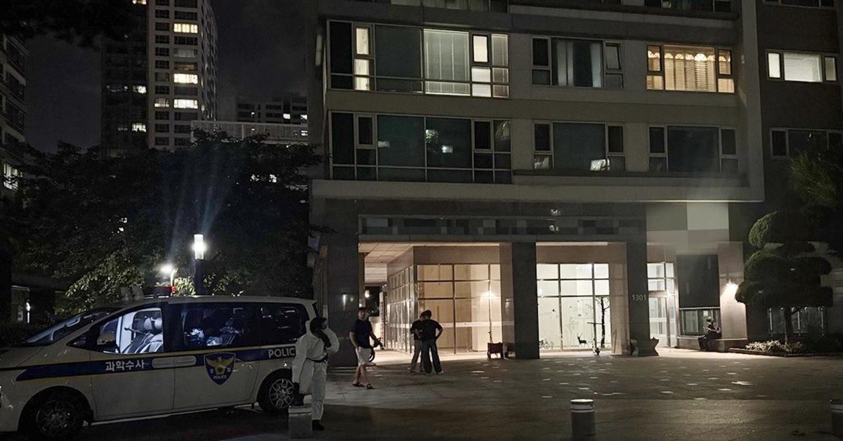 21일 총기사고가 발생한 인천 송도국제도시 아파트 단지에 경찰 수사관들이 출동해 수습 작업을 하고 있다. / 뉴스1