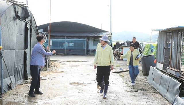 윤병태 시장이 집중호우로 피해를 입은 축산농가를 방문했다.