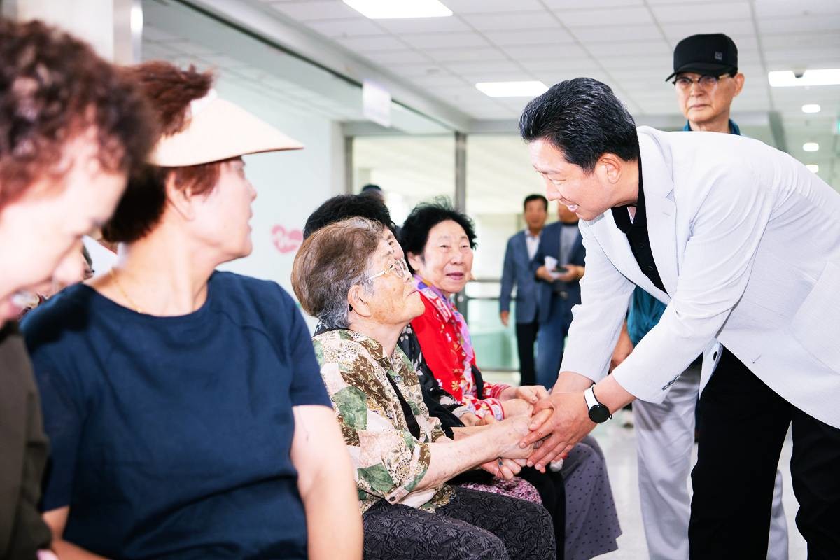 구미시가 보건복지부와 한국노인인력개발원이 주관한 ‘2025년 노인일자리 및 사회활동 지원사업 종합평가’에서 기초지자체 부문 ‘우수상’을 수상했다. 사진은 김장호 시장의 현장 방문/ 구미시