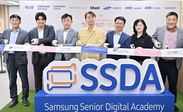김이강 광주 서구청장이 21일 서구 서빛마루시니어센터에서 열린 '삼성 시니어 디지털아카데미 체험센터 개소식'에서 참석자들과 테이프 커팅식을 갖고 있다. 광주 서구 제공