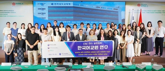 전남 교원들이 베트남 현지에서 연수를 진행한 뒤 기념 사진을 찍고 있다.
