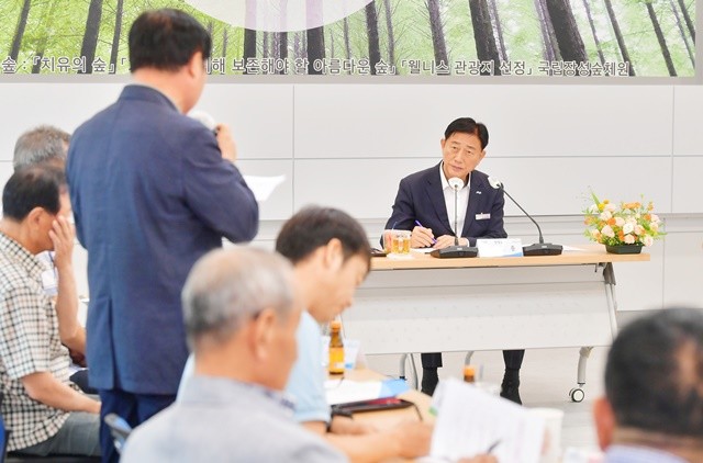 14일부터 시작된 '이장과의 소통간담회'에서 김한종 장성군수가 발언 내용을 경청하고 있다.