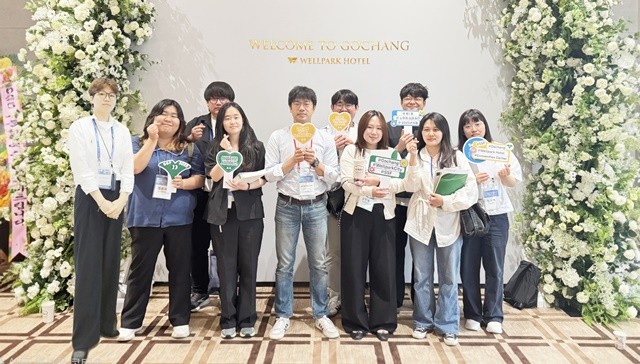 김정수 교수 연구팀(왼쪽 세 번째 김윤태 박사과정, 다섯 번째 김정수 교수)