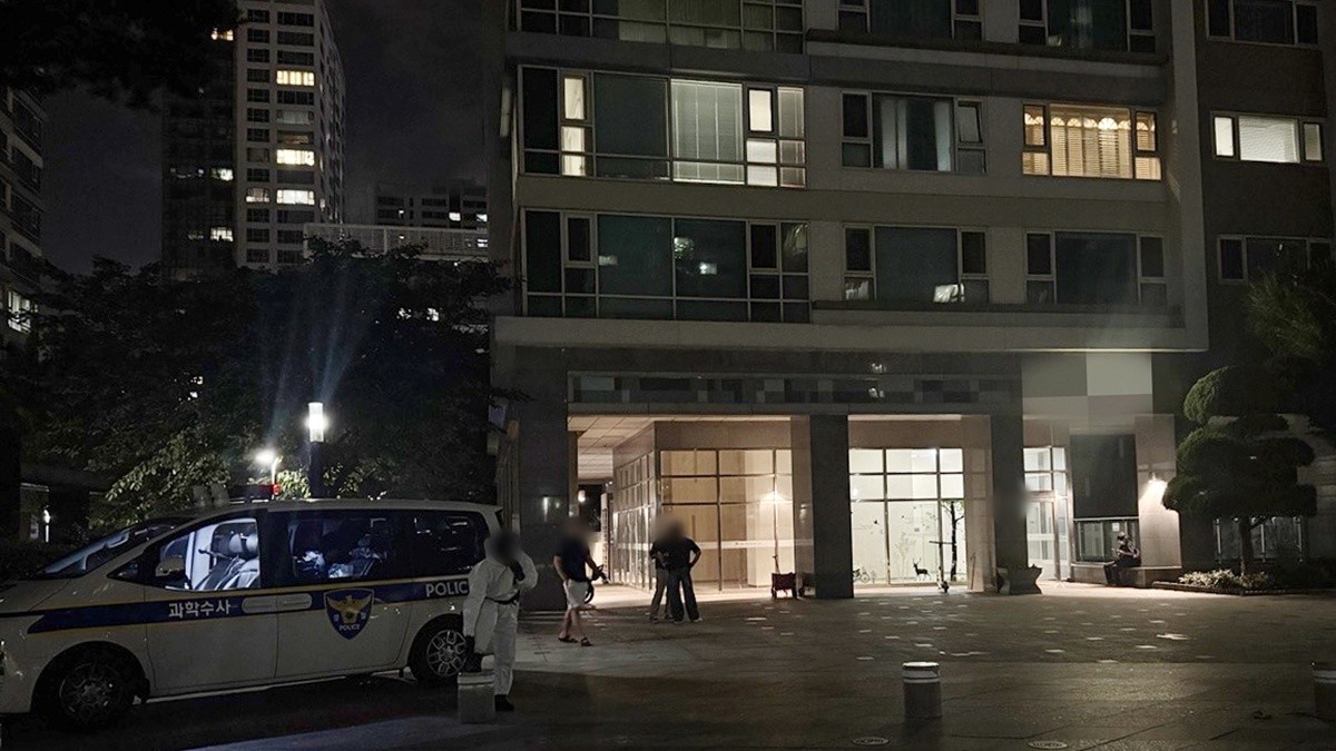 21일 총기사고가 발생한 인천 송도국제도시 아파트 단지에 경찰 수사관들이 출동해 수습작업을 하고있다. / 뉴스1