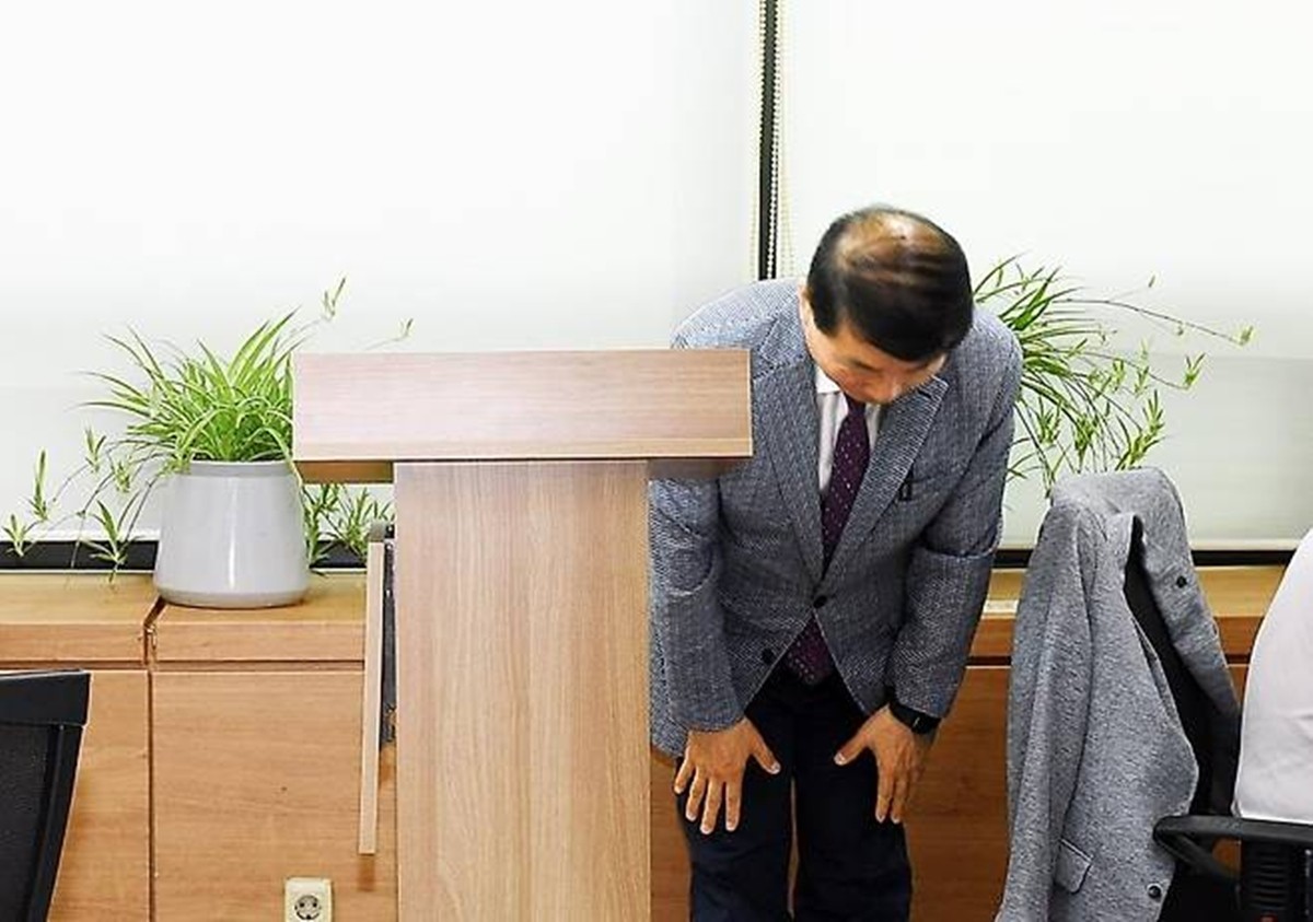 백경현 경기 구리시장이 22일 호우 비상근무 중 야유회에 참석해 적절하지 못한 처신이었다는 비판이 일자 사과하고 있다. / 구리시
