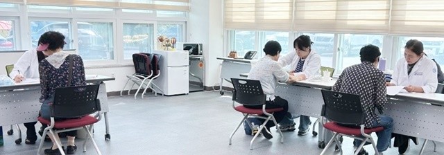 치매 조기 예측 및 정밀 진단 검사를 위한 문답 및 인지 선별 검사를 하고 있다.