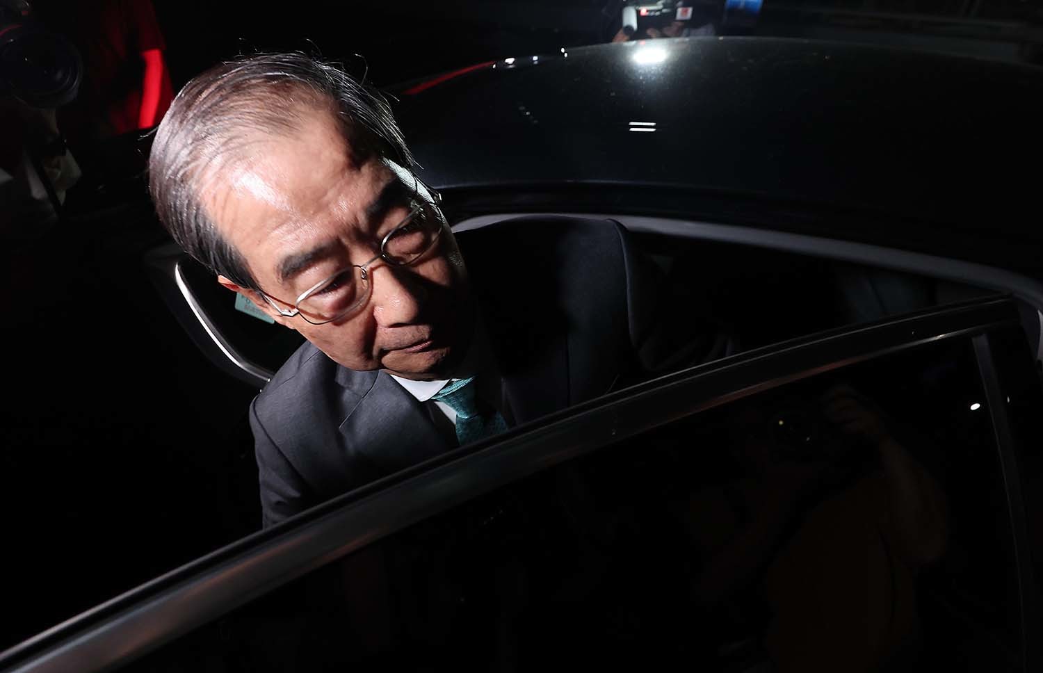 한덕수 전 국무총리가 2일 서울 서초구 서울고등검찰청에 마련된 내란특검 사무실에서 조사를 받은 후 귀가하고 있다. / 뉴스1