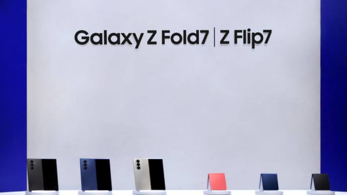 더현대 서울에 오픈한 '갤럭시 스튜디오' 에 전시된 갤럭시 Z 폴드7·플립7의 이미지 / 삼성전자