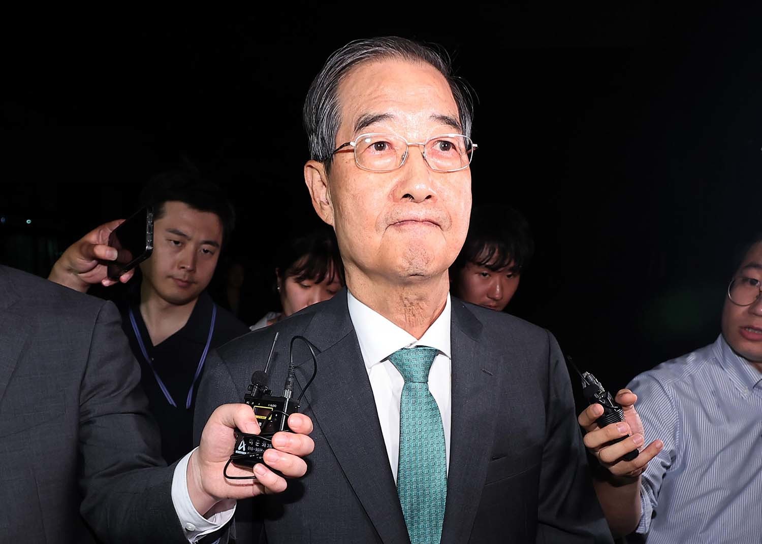 한덕수 전 국무총리가 2일 서울 서초구 서울고등검찰청에 마련된 내란특검 사무실에서 조사를 받은 후 귀가하고 있다. / 뉴스1