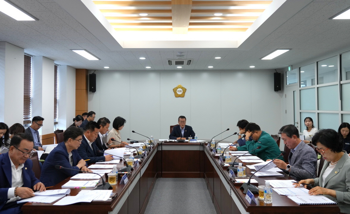 지난 21일 영천시의회 의원 및 집행부 관계 부서장이 참석한 가운데 체 의원 정례간담회가 열리고 있다. / 영천시의회 제공