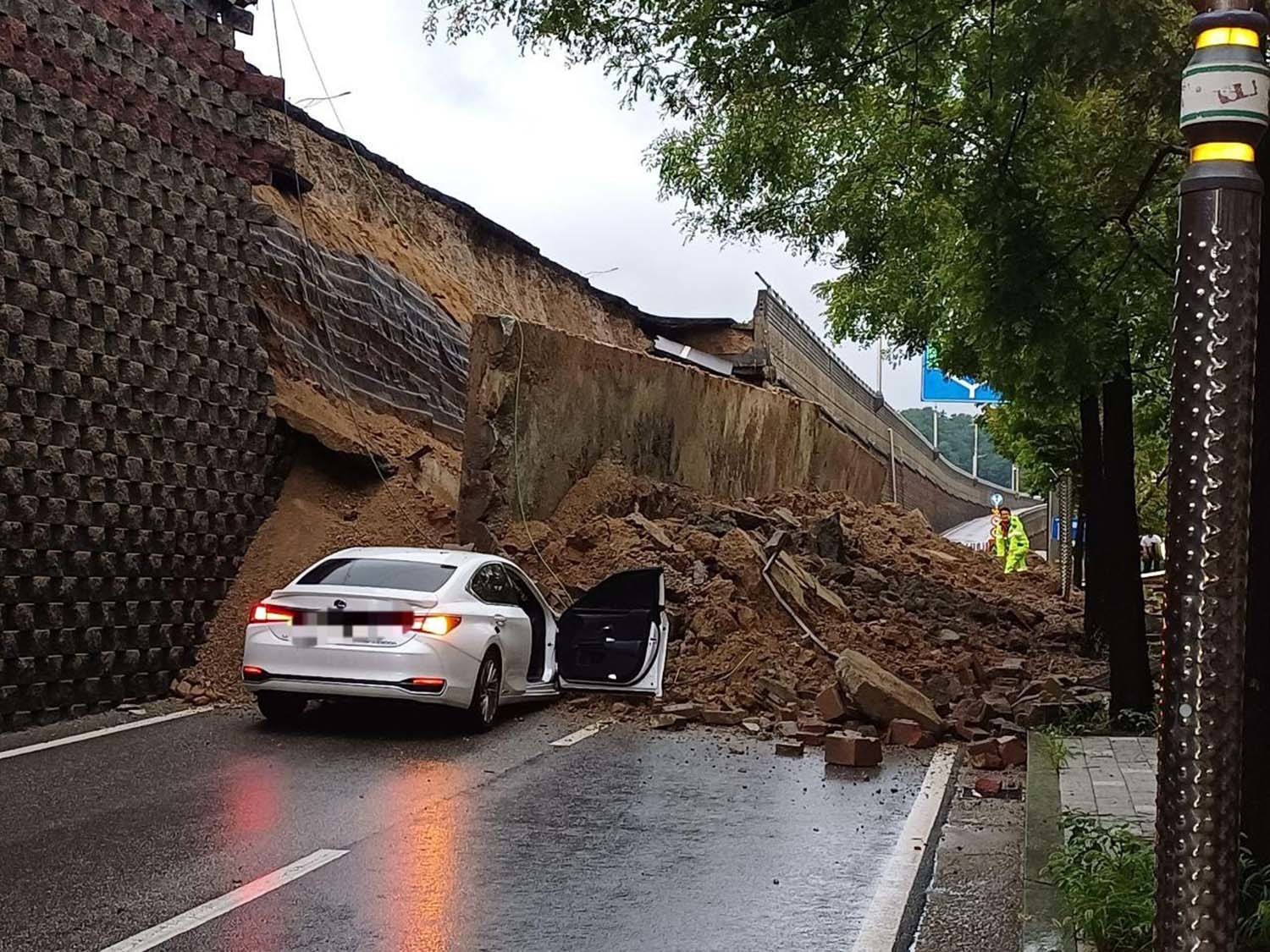 16일 오후 경기 오산시 가장교차로 고가도로 옹벽이 무너져 소방관들이 매몰된 차량 구조작업을 하고 있다. / 경기도소방재난본부 제공.