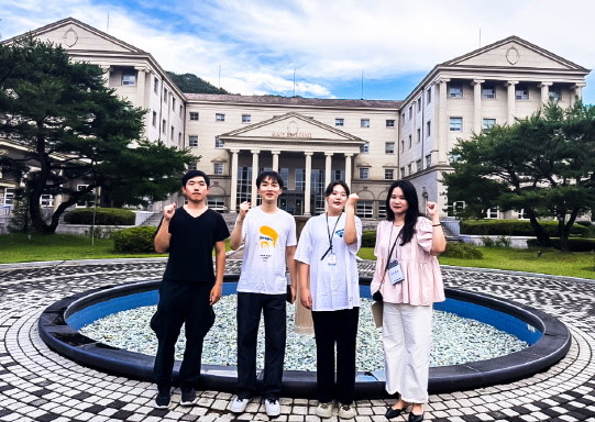 대구경북영어마을에서 소중한 경험을 했던 최봉준, 김영재, 조다혜, 이유리(왼쪽부터) 씨가 영진전문대가 운영하는 대구경북영어마을을 다시 찾아 기념촬영을 하고 있다. / 영진전문대 제공