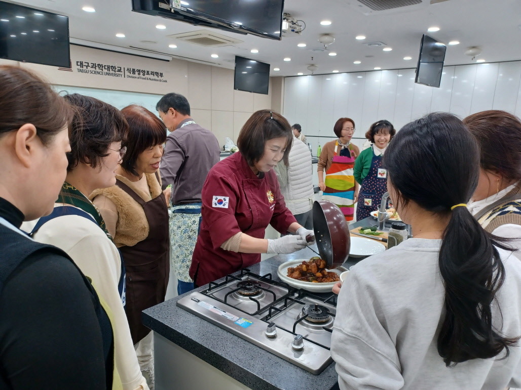 대구 북구는 교육부의 제5차 평생교육진흥 기본계획(2023~2027)에 발맞춰 지역 특성과 주민 수요에 부합하는 평생학습 정책에 힘쓰고 있다. 사진은 전문인력 양성과정 일환인 가정간편식 교육 모습 / 대구 북구 제공