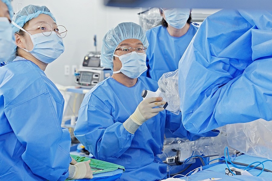 남경식 의정부을지대학교병원 심장혈관흉부외과 교수가 종격동종양 환자 로봇수술을 준비하고 있다