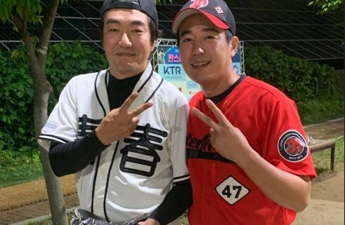 배우 이종혁(청춘야구단, 왼쪽)과 뮤지컬배우 김승회(인터미션)가 지난 21일 고양시 장항야구장에서 열린 더킴로펌배 제19회 한스타 연예인 야구대회 14주차 경기에 앞서 선전을 다짐하고 있다. /한스타미디어