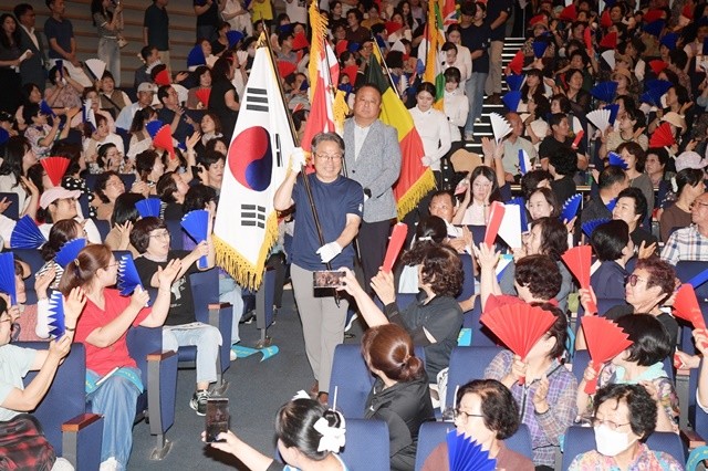 강기정 광주광역시장이 22일 오후 시청 대회의실에서 열린 ‘광주 2025 세계양궁선수권대회 시민 서포터즈 발대식’에 참석해 광주시양궁선수단과 함께 태극기 및 대회홍보기, 참여국가 국기 등을 들고 입장을 하고 있다. /광주광역시 제공