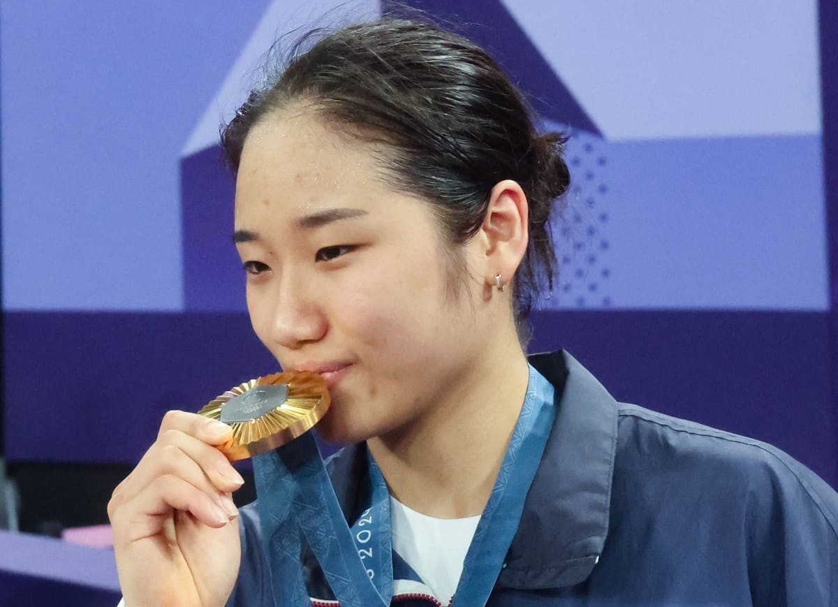 금메달에 입 맞추는 안세영 / 뉴스1