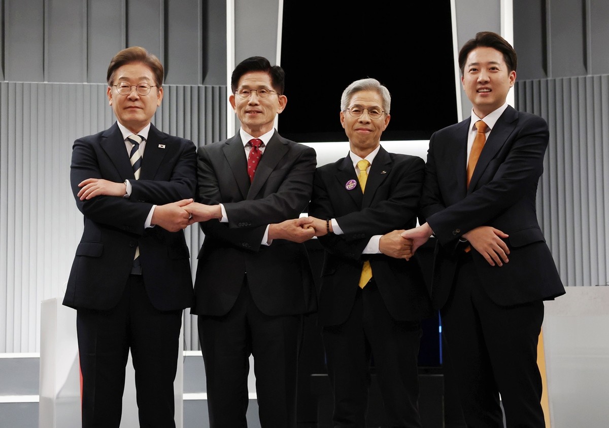 제21대 대통령선거 후보자 토론회를 앞두고 손 마주잡은 각 정당 대통령 후보들 / 뉴스1