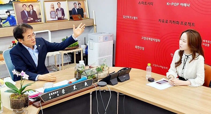 이동환 시장이 지난 7월 21일 고양시청 시장실에서 고양시 장항야구장에서 열리는 연예인 야구대회를 주최, 주관하는 인터넷 언론사인 한스타미디어와 인터뷰를 가졌다