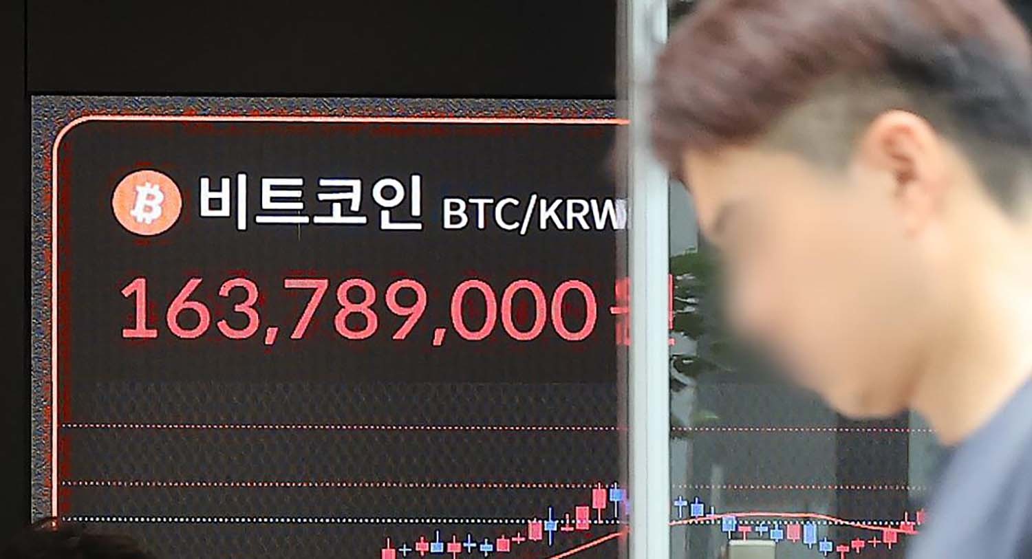 18일 오후 서울 강남구 서초구 빗썸라운지 강남본점 전광판에 비트코인 거래 가격이 표시되고 있다.    / 뉴스1