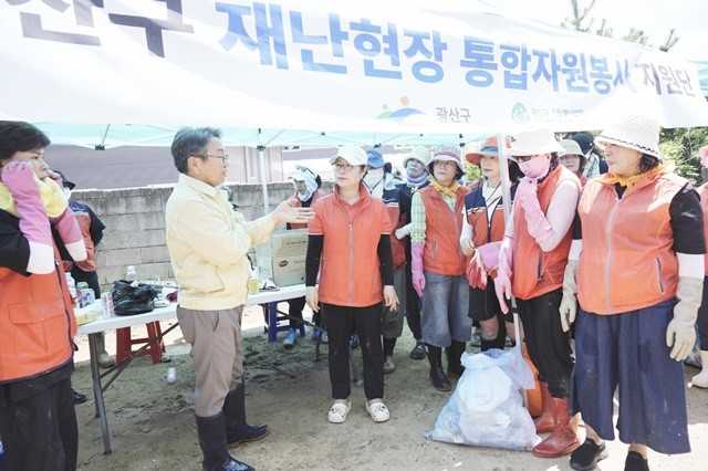 강기정 광주광역시장이 22일 오전 수해 피해를 입은 광산구 첨단2동 한 주택을 찾아 자원봉사자들을 격려한 뒤 복구 현장을 살펴보고 있다./광주광역시 제공