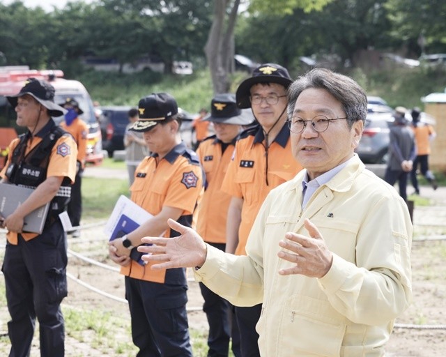강기정 광주광역시장이 22일 서구 극락교를 찾아 집중호우로 인한 실종자 집중수색을 앞두고 있는 대원들의 안전을 당부하고 있다. /광주광역시 제공
