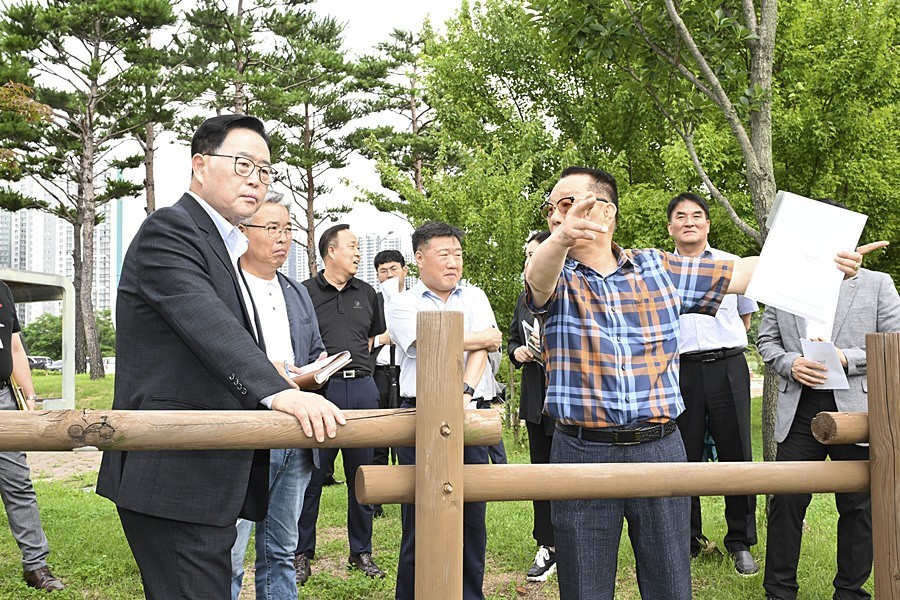 강수현 양주시장(왼쪽)