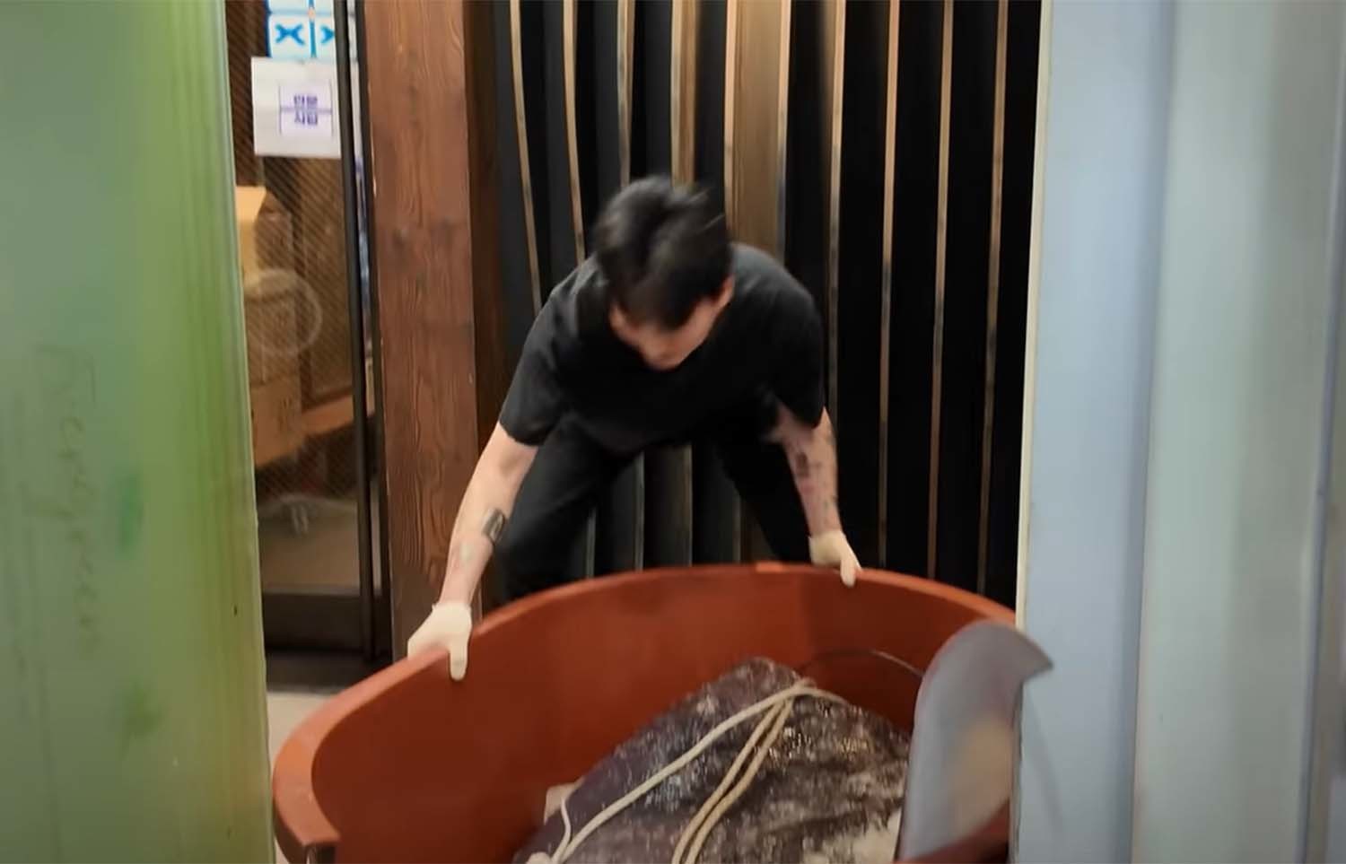 100kg에 이르는 거대 만타가오리를 옮기는 모습. / '일타쿠마' 유튜브