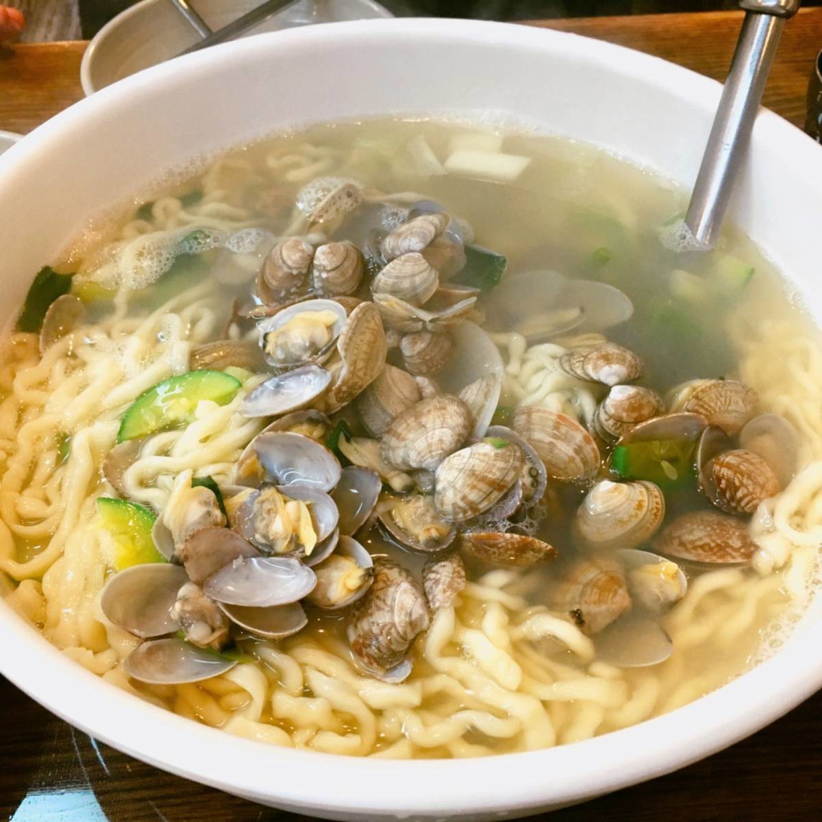 바지락 칼국수 자료사진 / prettygoodday-shutterstock.com