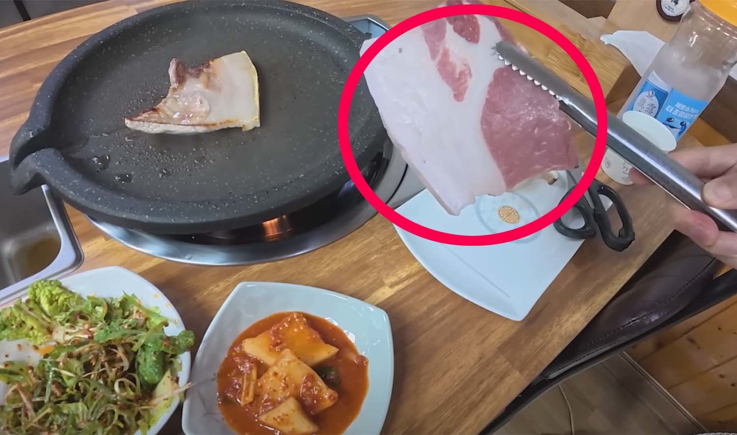 울릉도의 한 식당에서 삼겹살이라면서 판매한 돼지고기의 부위가 사실은 다릿살로 드러났다. 그나마 비계가 절반인 상태였다. / '꾸준' 유튜브