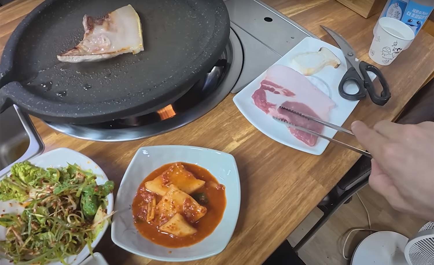울릉도의 한 식당에서 삼겹살이라면서 판매한 돼지고기의 부위가 사실은 다릿살로 드러났다. 그나마 비계가 절반인 상태였다. / '꾸준' 유튜브