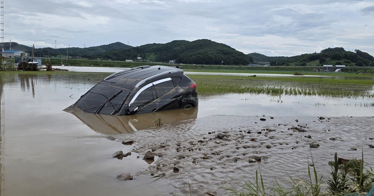 지난 18일 충남 아산시 염치읍 곡교리 고불교 일대가 지난 폭우로 침수 피해가 발생했다. 지난 폭우로 미쳐 빠져나가지 못한 차량이 물 위에 떠 있다. / 뉴스1
