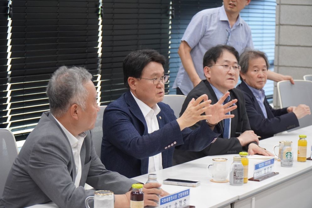 ‘세종의사당 설계, 완전 이전 염두에 두고 추진해야’ 황운하 의원, 행복청 방문 / 의원실 제공