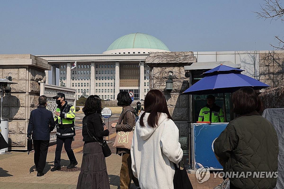 경찰에 따르면 A 씨는 오토바이를 타고 국회로 향했으며, 그가 들고 있던 비닐봉지 안에는 공포탄 300~400개가 들어 있었다. 사제 탄알은 아닌 것으로 파악됐다. 또 5만 원권 현금 수백 장도 함께 발견된 것으로 전해졌다. 사진은 서울 여의도 국회 앞, 기사와 무관 / 연합뉴스