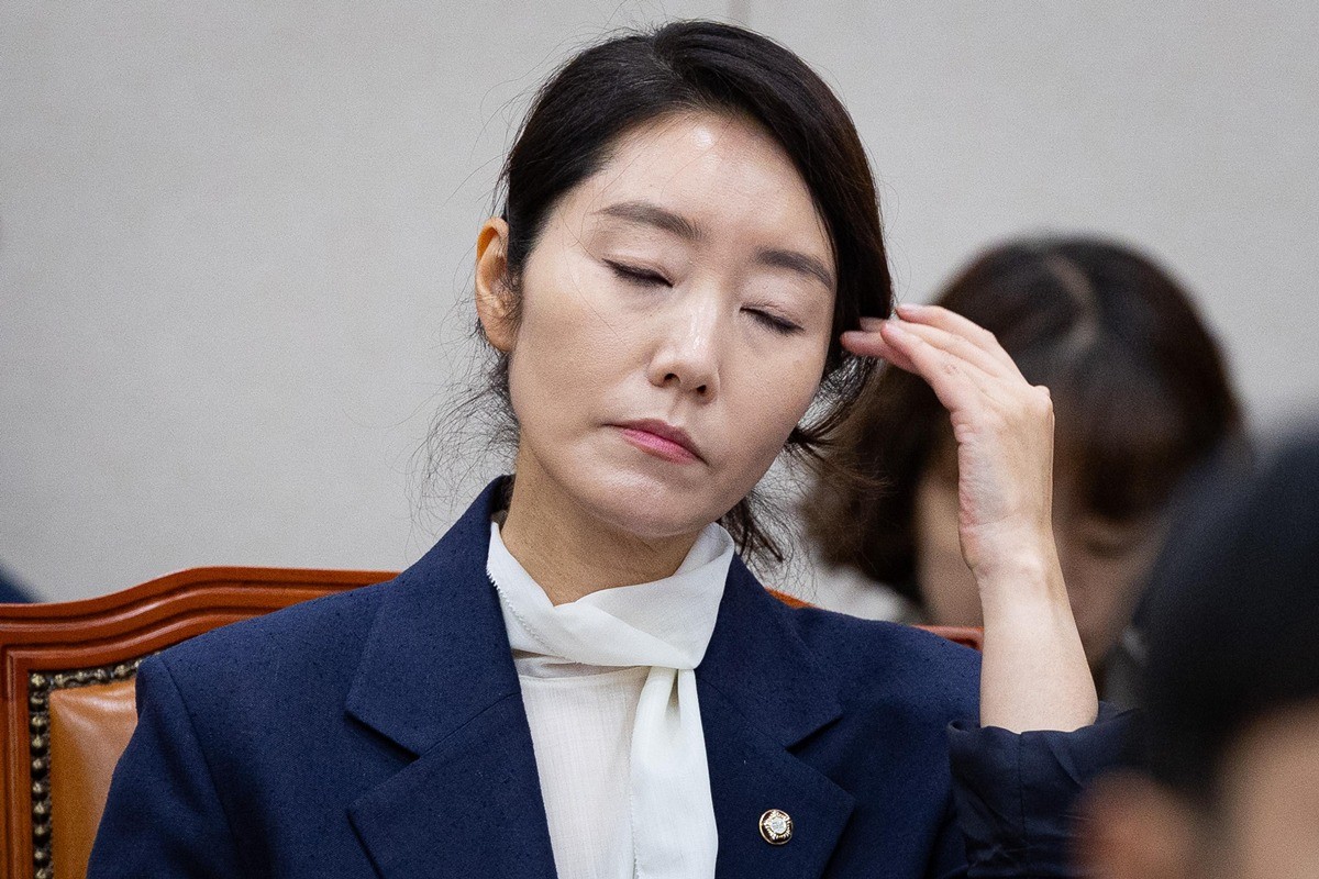 강선우 여성가족부 장관 후보자가 14일 서울 여의도 국회에서 열린 인사청문회에 출석해 머리카락을 쓸어 넘기고 있다. / 뉴스1