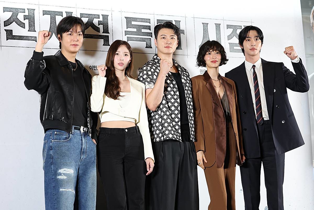 배우 이민호(왼쪽부터)와 채수빈, 신승호, 나나, 안효섭이 지난 15일 서울 코엑스 메가박스에서 열린 영화 '전지적 독자 시점‘ 언론 시사회에 참석해 포즈를 취하고 있다. '전지적 독자 시점'은 10년 이상 연재된 소설이 완결된 날 소설 속 세계가 현실이 되어 버리고, 유일한 독자였던 ‘김독자’가 소설의 주인공 ‘유중혁’ 그리고 동료들과 함께 멸망한 세계에서 살아남기 위한 판타지 액션 영화다 / 뉴스1