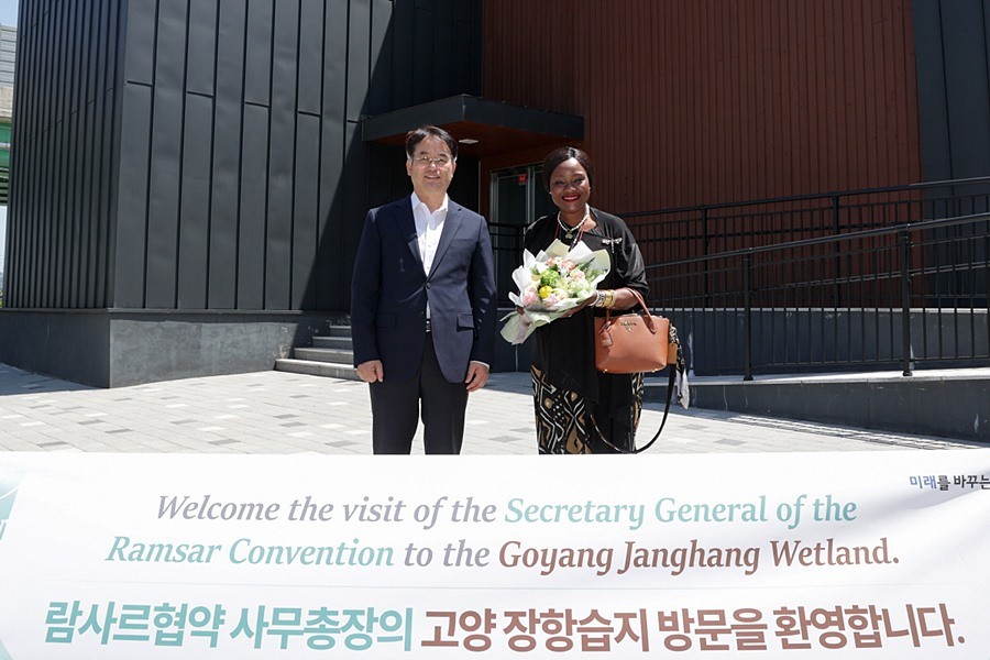 지난해 5월 고양장항습지생태관을 방문한 무손다 뭄바 람사르협약 사무총장과 이동환 고양특례시장